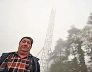 Nebel auf der Siggisegg: Antennengegner Martin Dönni steht vor dem Baugespann für den neuen Sendemasten. (Bild: Olaf Kühne)