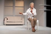 Heidi Maria Glössner spielt den Monolog «Das Jahr magischen Denkens» am Landestheater Bregenz. (Bild: Severin Nowacki)