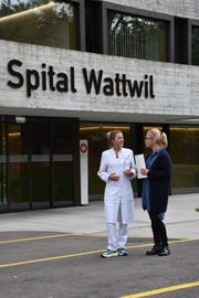 Johanna Jenny, Leitende Ärztin der Notfallstation Wattwil (links), und Annett Blatter, Hausärztin in Ebnat-Kappel, im Gespräch vor dem Spital Wattwil. (Bild: Ruben Schönenberger)