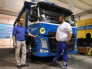 Geschäftsleitungsmitglied Dominic Imhof diskutiert mit Fahrer Marc Streit vor dem E-Lastwagen. (Bild: Martina Eggenberger)