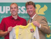 Der Anfang vom Ende: Robert Enke unterschreibt beim FC Barcelona. Damaliger Trainer: Louis van Gaal. (Bild: AP/Keystone)