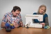 Samuel Passler und Carmen Cepon vom Verein Repair Café St. Gallen wollen das Reparieren wieder beliebt machen. (Bild: Lisa Jenny)