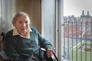 Aus ihrem Zimmer blickt Francesca Placereani auf die Kathedrale. Früher war sie jeden Tag dort. Das lässt ihre Gesundheit nicht mehr zu. (Bild: Lisa Jenny)