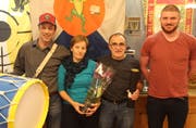 An der letzten Generalversammlung verabschiedet wurden (von links) Johannes Grütter, Julia Tramonti, Zunftmeister Colombo Tramonti und Matthias à Wengen. Bild: Paul Gwerder (Seedorf, 8. November 2019)