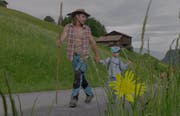 In erster Linie ist Franz Arnold Familienmensch und leidenschaftlicher Bauer - diese Seiten nehmen im Film (siehe Ausschnitt) eine wichtige Rolle ein. (Bilder: PD)