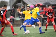 Zwei der neun Uzwiler Tore schoss der Ex-Bazenheider Zoltan Farkas (Mitte, am Ball). (Bild: Ralph Ribi)