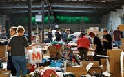 Kleider, wohin man blickt: 10,3 Tonnen sammelte Aid Hoc. (Bild: PD)