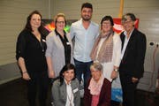 Sie zeigten ihre Werke im Winkel: (hinten, von links) Rita Meier, Karin Widmer, Naci Kocaslan, Margreth Poletti, Monika Brandenberger und (vorne, von links) Nadia Scheck und Rita Maria Arnold.