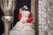 An der Fest- und Hochzeitsmesse werden unter anderem Brautkleider präsentiert. (Michel Canonica - 3. November 2017)