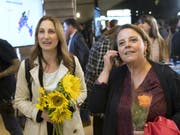 Sollten Adèle Thorens (Grüne, l.) und Ada Marra (SP, r.) am Sonntag gewinnen, wäre der Kanton Waadt erstmals mit zwei Frauen im Ständerat vertreten. (Bild: KEYSTONE/LAURENT GILLIERON)