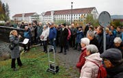 Historikerin Brigitte Moser informiert die gut 80 Anwesenden über die Geschichte der Spinnerei Baar. Bild: Stefan Kaiser (Baar, 9. November 2019)