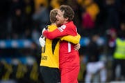 YB-Goalie Marco Wölfli (rechts) feiert den Sieg mit Fabian Lustenberger. (Bild: Keystone)