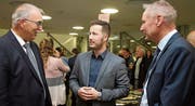 Urs Burch (links), Leiter Amt für Berufsbildung, im Gespräch mit dem einzigen Nidwaldner Absolventen Pascal Marzer (Mitte) und Schulleiter Alois Amstutz. Bild: Marion Wannemacher (Sarnen, 8. November 2019)