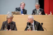 Gaby Krapf-Gubser fühlt sich auf dem Stadtratspodest weiterhin wohl, Parteifreund Urs Blaser geht in Pension. Bild: Urs Bucher (12. Januar 2016)