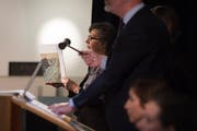 Der Hammer setzt den Preis: Eins von rund 250 Kunstwerken, die an der Auktion Freitag feilgeboten wurden. (Bild: Benjamin Manser)