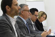 VSG-Vizepräsident Samuel Oberholzer, Schulpräsident Christoph Kohler, Finanzchef Severin Gutjahr-Preisig sowie Karin König, die neue Leiterin der Schulverwaltung, stellen das Budget 2020 der Volksschulgemeinde Amriswil-Hefenhofen-Sommeri vor. (Bild: Manuel Nagel)