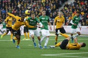 St.Gallens Cedric Itten im Zweikampf mit dem Berner Ulisses Garcia. (Bild: Keystone)
