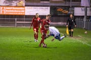 Die Zuger 11, Ruben Burkard, mit einem Foul gegen die Buochser 11, Jérôme Bühler. (Bild: Roger Grütter, 9. November 2019)