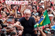 Wurde bei seinem ersten Auftritt nach seiner Freilassung von seinen Anhängern frenetisch gefeiert: Brasiliens Ex-Präsident Lula da Silva. (Bild: Sebastiao Moreira/EPA (9. November 2019))