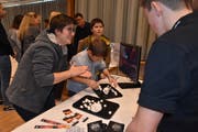 Sie freuen sich am Formen von Brätkügeli aus Knetmasse.(Bild: PF)