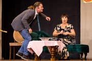 Der junge Bildhauer Kevin Häfliger (Philipp Glutz) und die Nachbarin Frau Lustenberger (Jasmin Gasser) in Aktion. (Bild: Philipp Schmidli, Horw, 8. November 2019)