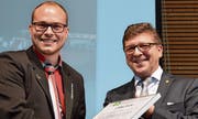 Matthias Keller (links), aufgewachsen in Zuckenriet, wird von Markus Müller, Präsident der Josef-Strässle-Steigacker-Stiftung, als diesjähriger Preisträger geehrt.Bild: Zita Meienhofer