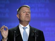 Muss in zwei Wochen in die Stichwahl um das Präsidentenamt in Rumänien: Amtsinhaber Klaus Iohannis schnitt bei der Wahl am Sonntag deutlich schlechter ab als erwartet. (Bild: KEYSTONE/EPA/ROBERT GHEMENT)