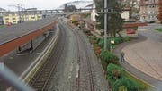 Der Mittelperron des Bahnhofs Degersheim wird aufgehoben, der Güterschuppen abgebrochen. Bild: Michael Hug