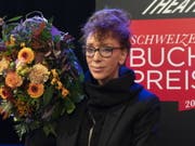 Die gebürtige Deutsche und in der Schweiz lebende Autorin Sibylle Berg wird für ihre «eispickelharte Gesellschaftskiritk «GRM. Brainfuck.» mit dem Schweizer Buchpreis 2019 geehrt. (Bild: Keystone/EPA KEYSTONE/GEORGIOS KEFALAS)