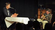 Starres Bühnenbild: Pedro lenz liest, Max Lässer spielt Gitarre. (Bild: Michael Hug)
