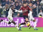 Blaise Matuidi (links) und Alex Sandro im Duell mit Milans Suso (Bild: KEYSTONE/EPA ANSA/ALESSANDRO DI MARCO)