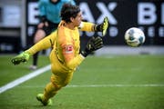 In bestechender Form: Mönchengladbachs Yann Sommer wehrt gegen Bremen einen Penalty ab (Bild: key).