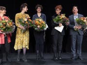 Sibylle Berg (zweite von rechts) hat den Schweizer Buchpreis gewonnen. Neben ihr nominiert waren Tabea Steiner, Simone Lappert, Ivna Žic und Alain Claude Sulzer (von links nach rechts). Der Hauptpreis ist mit 30'000 Franken dotiert; die Nominierten erhalten je 3000 Franken. (Bild: Keystone/GEORGIOS KEFALAS)
