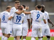Die Lausanner feiern einen ihrer fünf Treffer gegen Schaffhausen (Bild: KEYSTONE/JEAN-CHRISTOPHE BOTT)