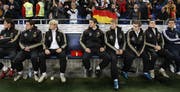 Beim Länderspiel gegen die Elfenbeinküste haben die Nationalmannschafts-Kollegen einen Platz für Robert Enke reserviert. (Bild: Keystone/AP)