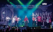 Der Baarer Jugendverein Ten Sing reisst das Publikum im Gemeindesaal mit. (Bild: Patrick Hürlimann, Baar, 8. November 2019)