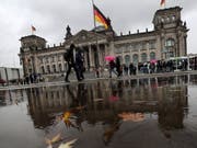 Die Unionsparteien von CDU und CSU sinken laut einer regelmässigen Umfrage in der deutschen Wählergunst leicht. (Archivbild Reichstag Berlin) (Bild: KEYSTONE/EPA/FELIPE TRUEBA)