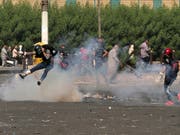 Tränengaseinsatz gegen Protestierende am Sonntag im Zentrum von Bagdad. (Bild: Keystone/AP/KHALID MOHAMMED)
