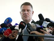 Bei der Präsidentschaftswahl in Rumänien hat Amtsinhaber Klaus Iohannis laut Prognosen mit klarem Vorsprung gewonnen. (Bild: KEYSTONE/EPA/ROBERT GHEMENT)