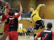 Der Altdorfer David Arnold (am Ball) versucht die Wohlener Abwehr zu überwinden. (Bild: Urs Hanhart, Altdorf, 9. November 2019)