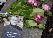 Blumen für Robert Enke. (Bild: Keystone)