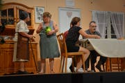 Die Theatergruppe bewies viel komödiantisches Talent. (Bild: Monika Wick)