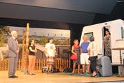 Zwischen den beiden Familien kommt es zu Diskussionen.