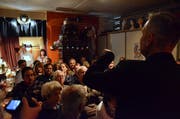 Ehe die Vorführung beginnt, dirigiert Oliver Kühn das Publikum so, dass auch jeder noch einen Sitzplatz findet. (Bild: Christoph Heer)
