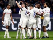 Die Spieler von Olympique Lyon blieben bei der Attacke auf den Mannschaftsbus unverletzt. (Bild: KEYSTONE/EPA/GUILLAUME HORCAJUELO)