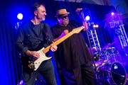 Die Altered-Five-Blues-Band, hier mit Gitarrist Jeff Schroedl und Sänger Jeff Taylor. (Bild: Boris Bürgisser, 9. November 2019)
