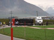 Das Übungsszenario in Belp: Flugzeug rutscht über Piste hinaus und prallt gegen Linienbus. (Bild: FLUGHAFEN BERN)
