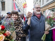 Lisa Mazzone (l.) und Carlo Sommaruga (r.) sind die strahlenden Sieger des rot-grünen Lagers beim zweiten Ständeratswahlgang im Kanton Genf. (Bild: KEYSTONE/SALVATORE DI NOLFI)