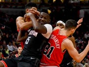 Houstons Schweizer Center Clint Capela (vorne links) im Kampf um den Ball (Bild: KEYSTONE/FR170980 AP/MATT MARTON)