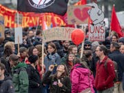 Ein lokaler SVP-Politiker griff am Rande der Demo im April in Schwyz einen linken Aktivisten an. (Bild: KEYSTONE/URS FLUEELER)